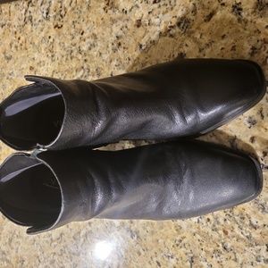 Vionic Black Leather Bootie size 10/42